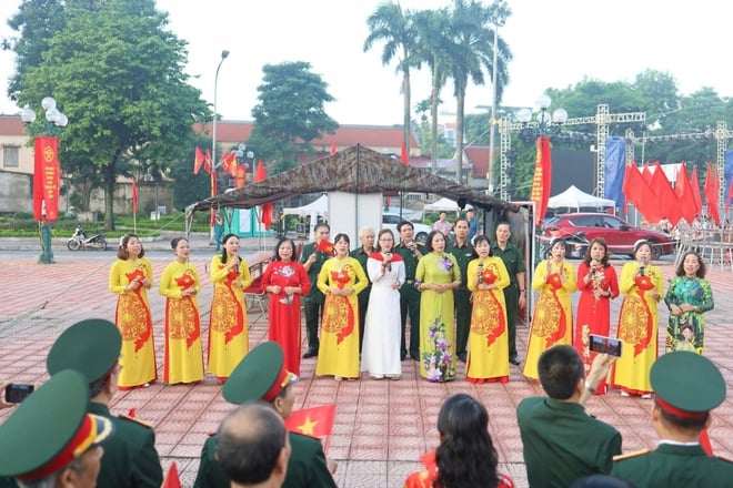 Người dân Thủ đô nô nức xem diễu binh, diễu hành qua màn hình lớn- Ảnh 6.
