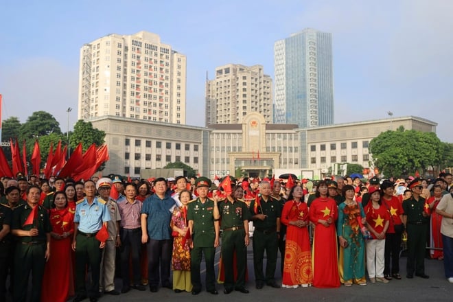 Người dân Thủ đô nô nức xem diễu binh, diễu hành qua màn hình lớn- Ảnh 5.