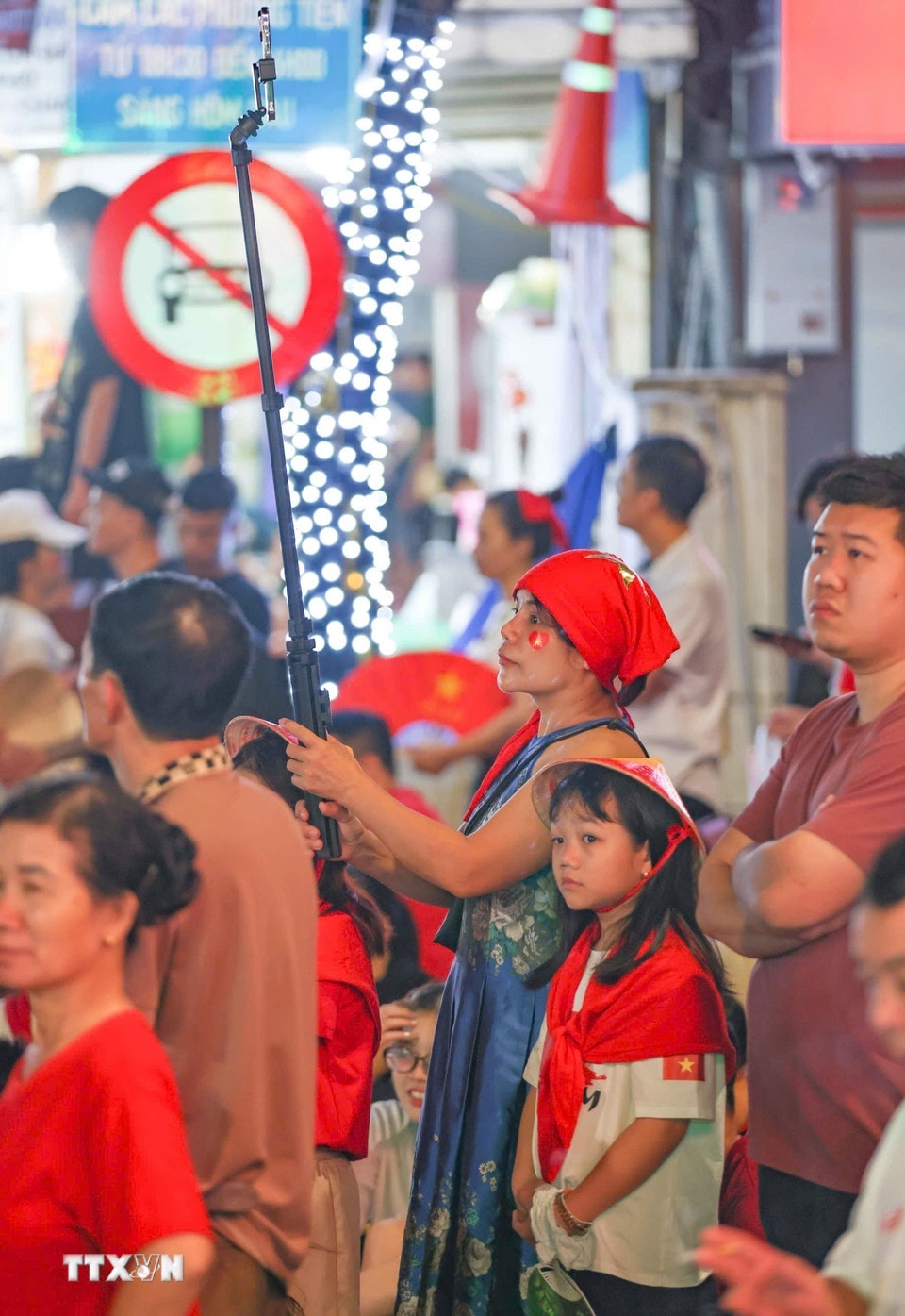 មនុស្ស​ម្នា​រង់ចាំ​ការ​ដង្ហែ​ក្បួន​ដើម្បី​អបអរ​ខួប​លើក​ទី 80 នៃ​ទិវា​ជាតិ Cua Nam។ (រូបថត៖ Thanh Tung/VNA)