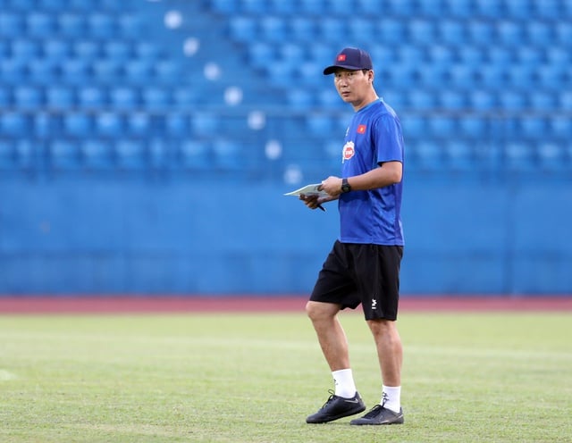 HLV Kim Sang-sik hé lộ lý do bất ngờ khi gạch tên Trần Thành Trung: Không phải vì chấn thương!- Ảnh 2.