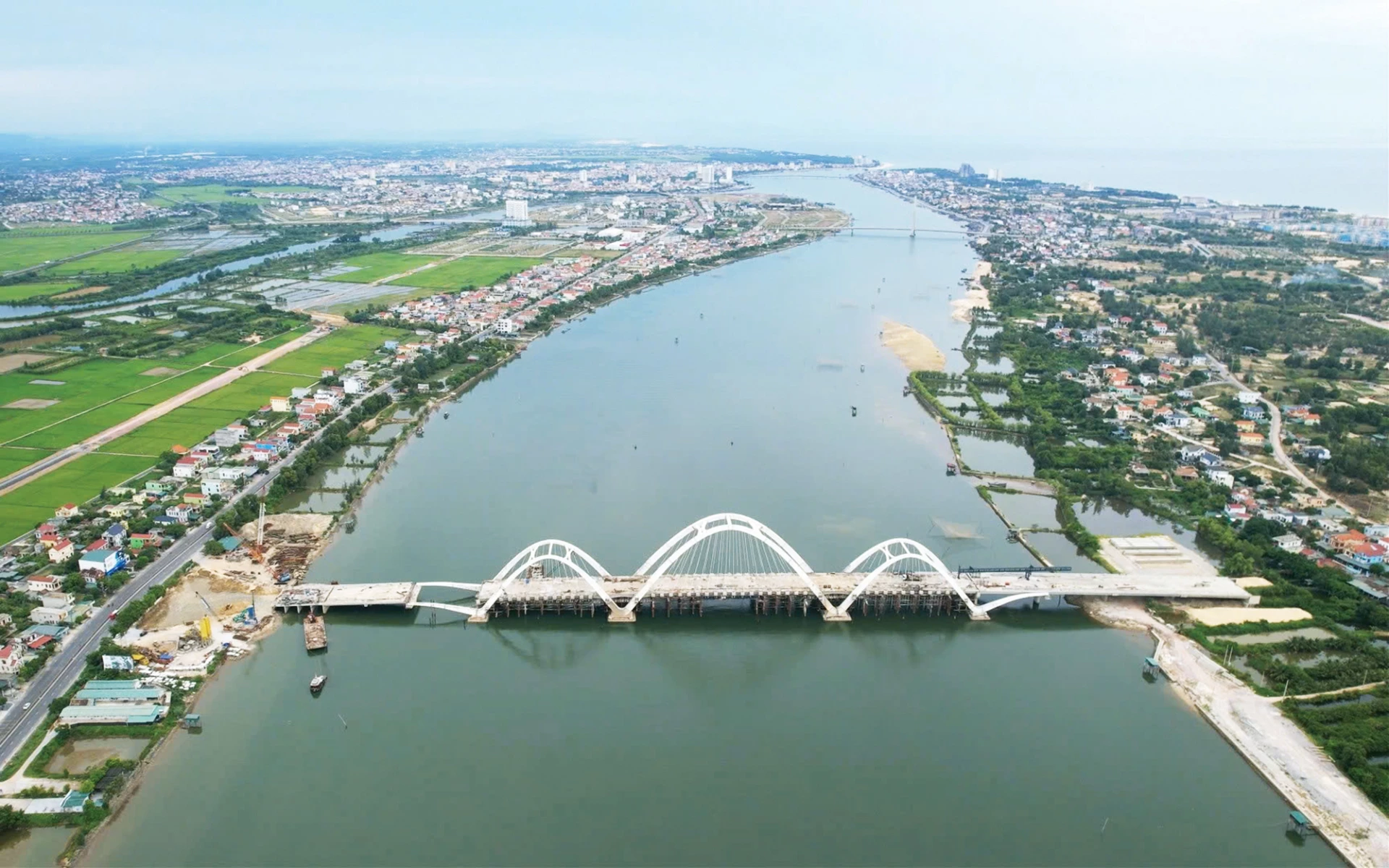Cầu Nhật Lệ 3 sắp hoàn thành - Ảnh: LÊ TRƯỜNG