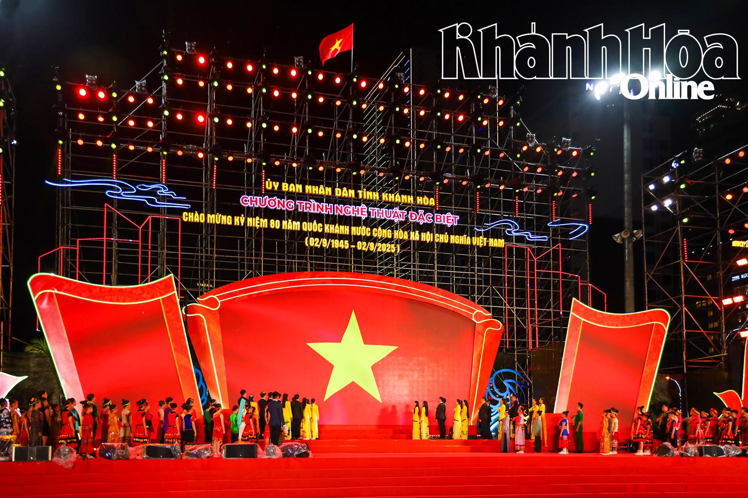 Nghi thức chào cờ trang nghiêm mở đầu chương trình nghệ thuật Vinh quang Tổ quốc ta.