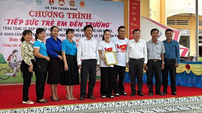 Linh Tý – Bích Trâm cùng các nhà hảo tâm trao 35 xe đạp cho học sinh nghèo tại Đồng Tháp - Ảnh 3.