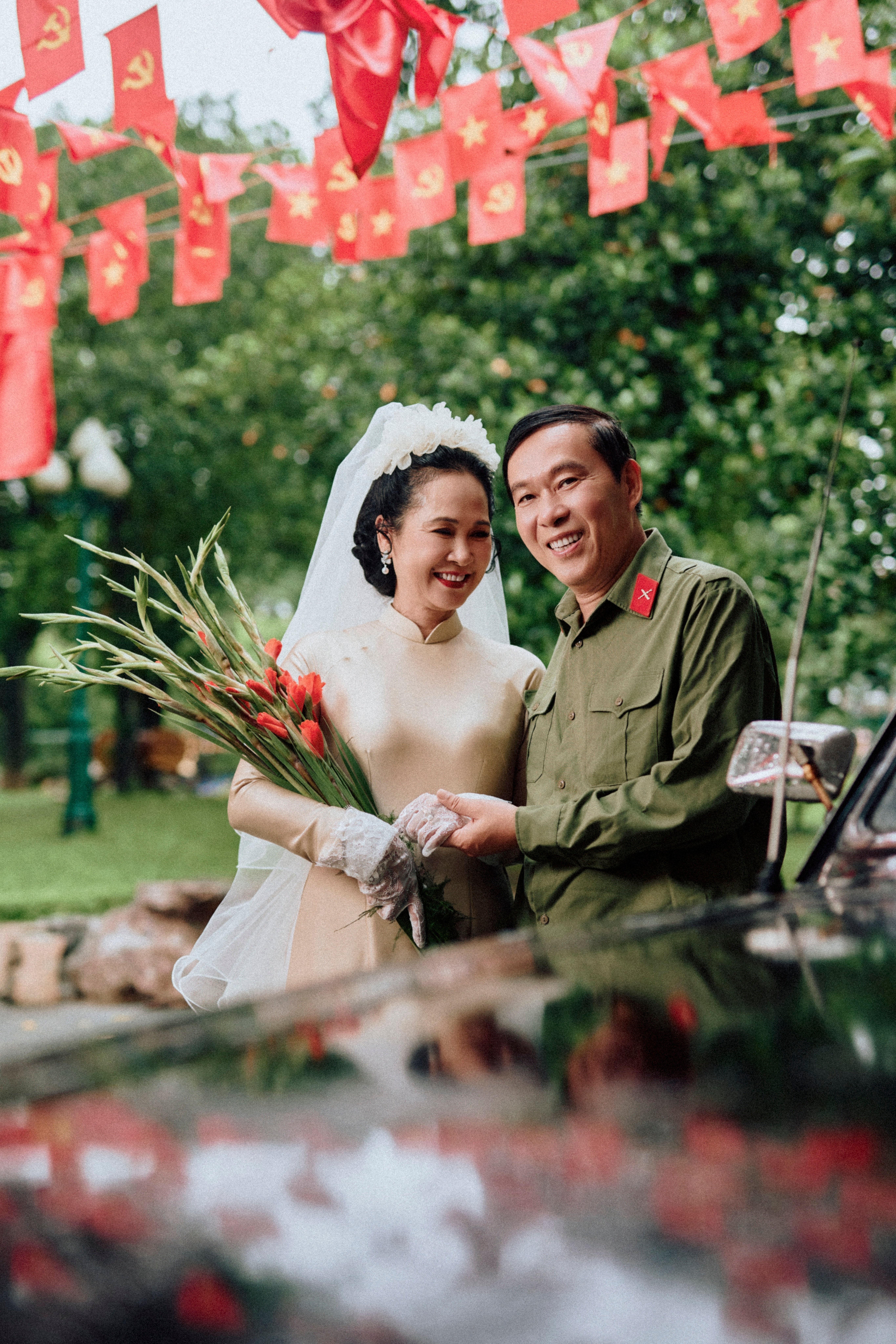 NSND Lan Hương xúc động tái hiện ảnh cưới: Anh Kỷ tự tay bó hoa cho tôi - 4