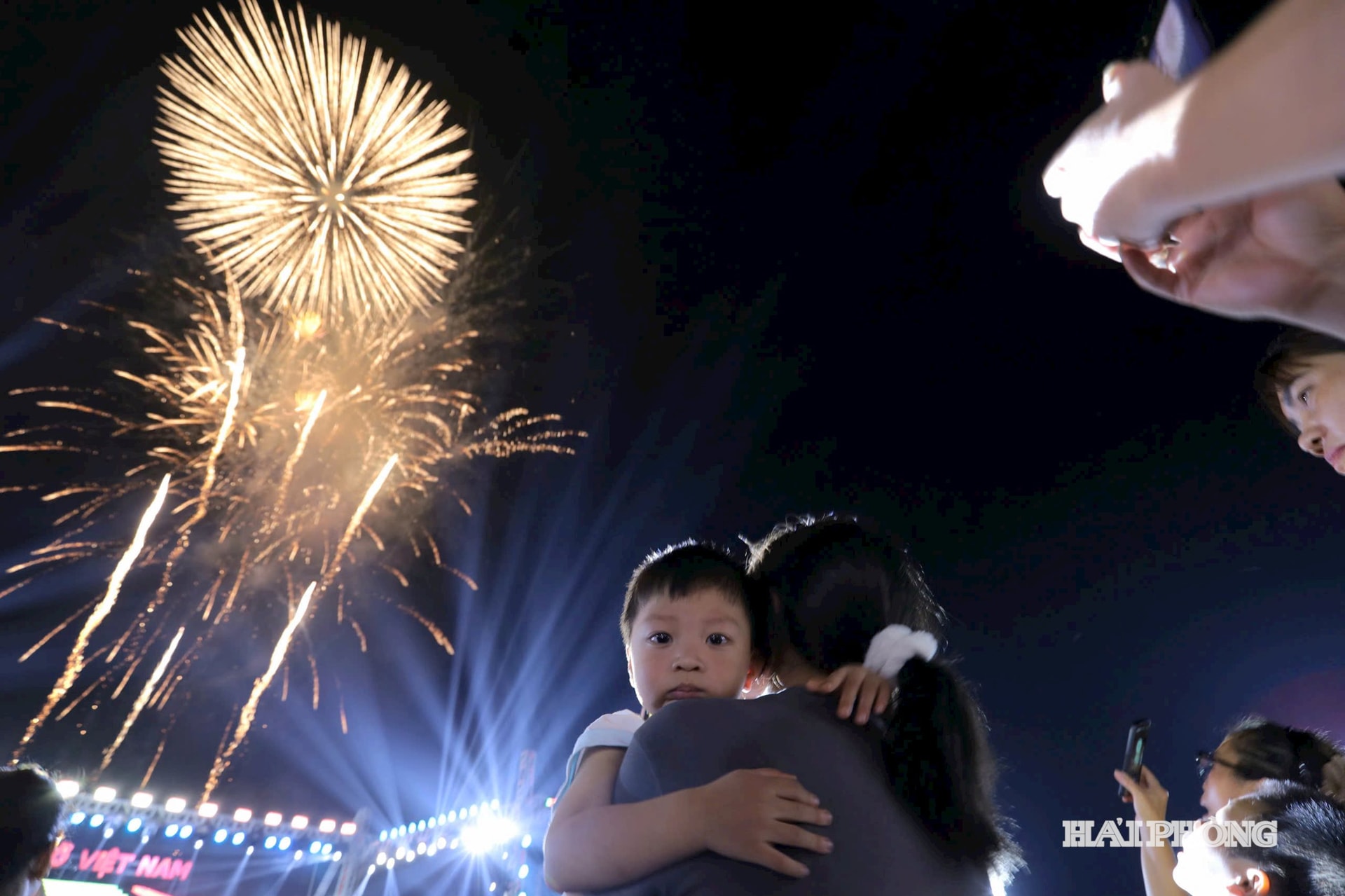 Feuerwerk erleuchtet den Himmel über dem Platz des Eastern Cultural Center 1. Foto von THANH CHUNG