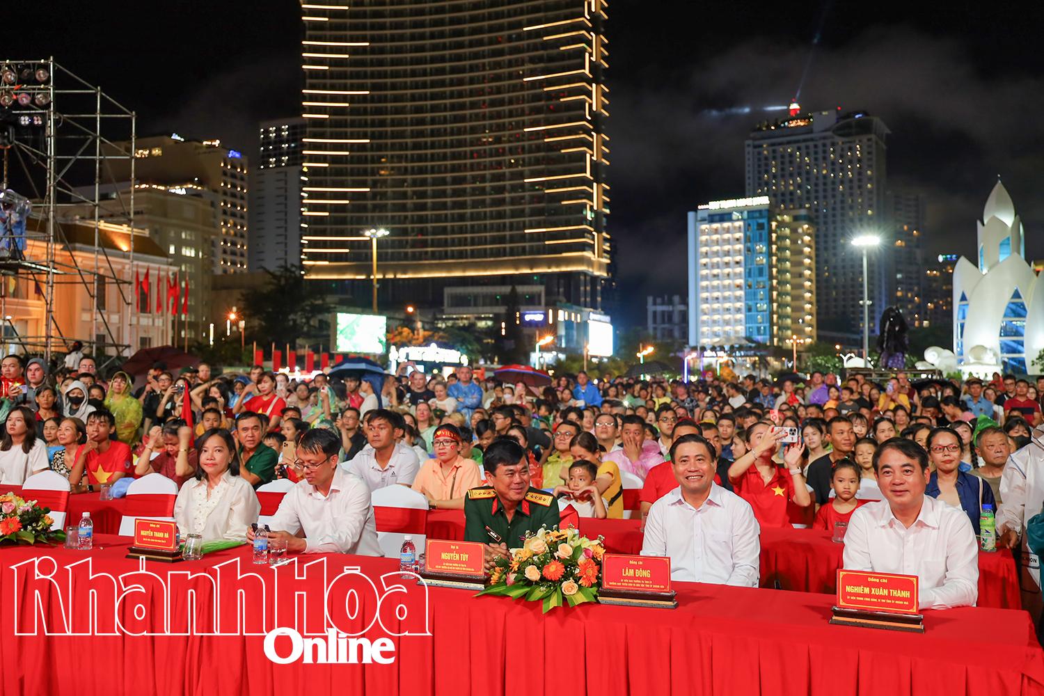 Đồng chí Nghiêm Xuân Thành, cùng các đồng chí lãnh đạo tỉnh tham dự chương trình nghệ thuật Vinh quang Tổ quốc ta