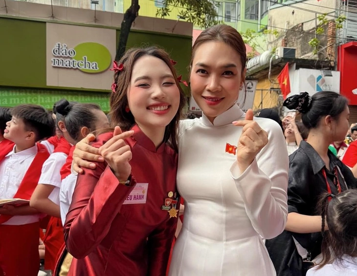 Nguyễn Văn Chung, Mỹ Tâm, Phương Mỹ Chi... rưng rưng tự hào Quốc khánh 2-9 - Ảnh 1.