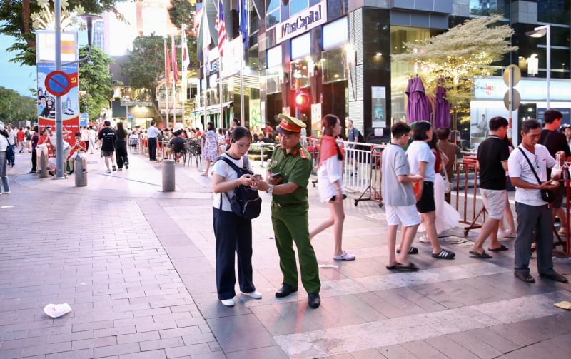 Bustling atmosphere of National Day September 2nd in Ho Chi Minh City before the art program -0