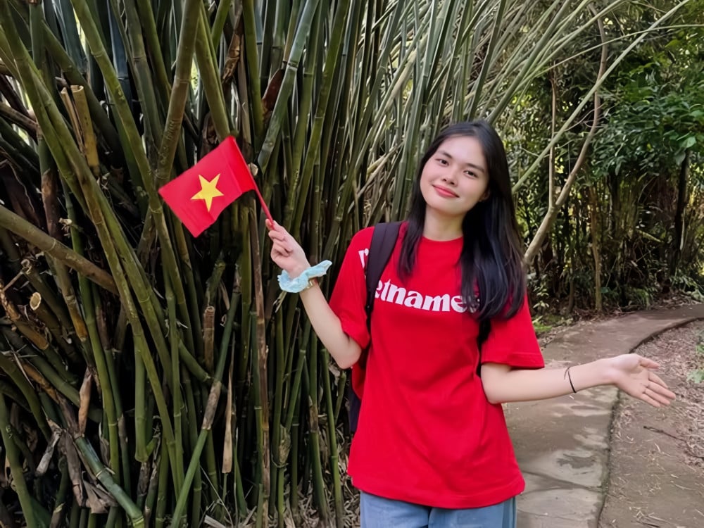 Chị Đỗ Thị Ngọc Trinh (xã Thủ Thừa, tỉnh Tây Ninh) hào hứng chuẩn bị cờ đỏ sao vàng trước ngày diễn ra diễu binh