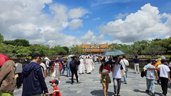 Du khách nườm nượp tham quan Đại nội Huế trong ngày được miễn vé- Ảnh 11.