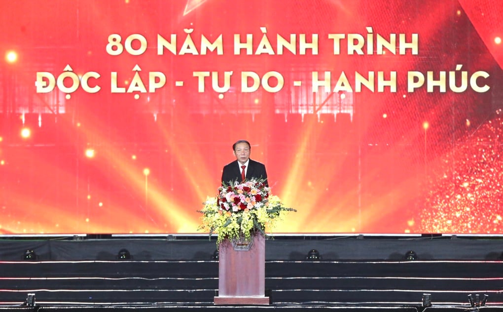 Dàn diễn viên Mưa đỏ và 20000 khán giả hát bùng nổ sân Mỹ Đình - 2