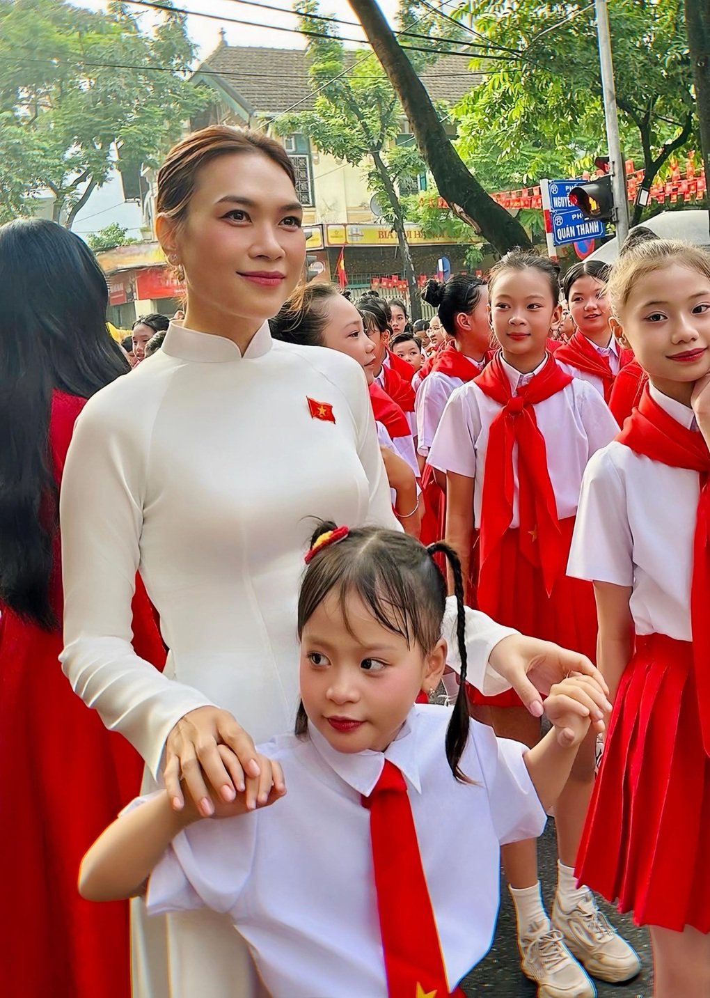 Khoảnh khắc Mỹ Tâm đặt tay lên ngực áo, hát về Tổ quốc ở đại lễ 2/9 gây sốt - 2