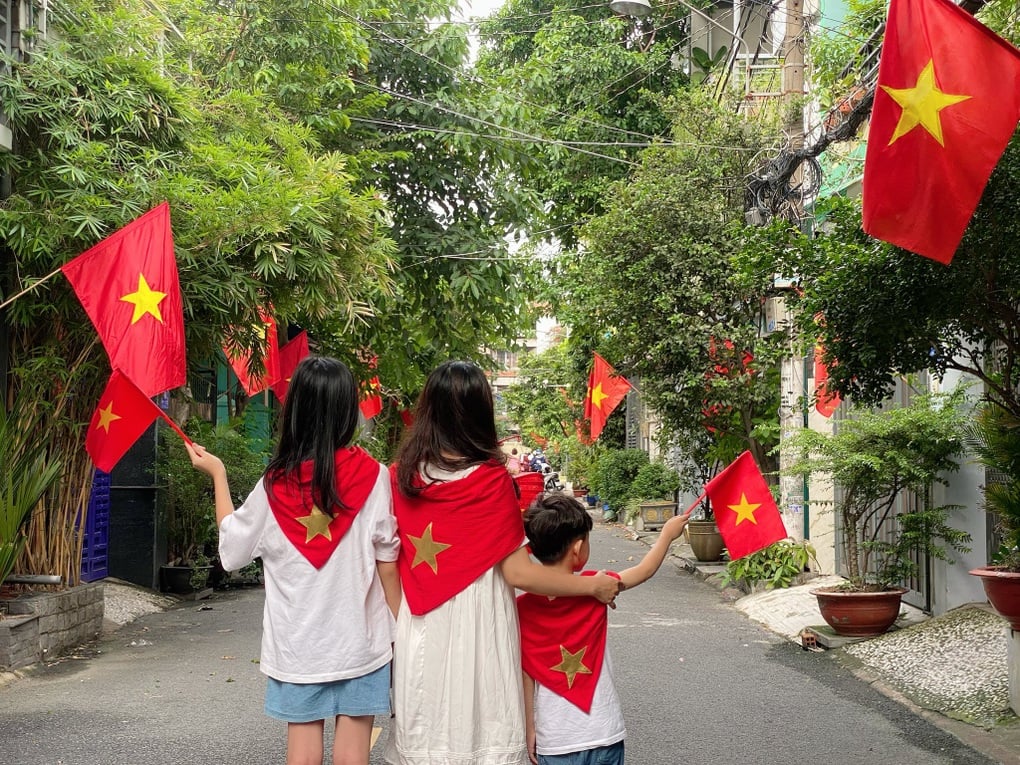 Cô giáo khóc khi nhận 100.000 đồng quà Quốc khánh: “Đây là tờ tiền lịch sử” - 4
