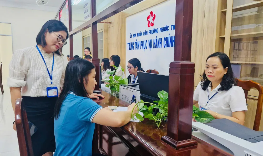People come to do judicial procedures at the Public Administration Center of Phuoc Thang Ward. Photo: HUYEN TRANG