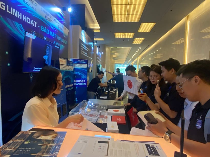 Stand tehnologic în fața Summitului pentru Centre de Date și Infrastructură Cloud (DCCI Summit) 2025, organizat de Viettel IDC la Hanoi.