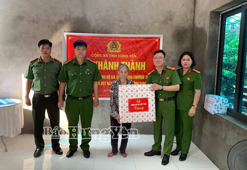 នគរបាលឃុំ Viet Yen ជូនអំណោយ និងអបអរសាទរគ្រួសារលោកស្រី Dang ក្នុងពិធីសម្ពោធគេហដ្ឋាន។