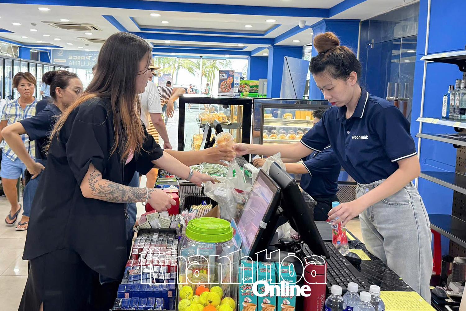 Les clients font leurs courses dans un dépanneur du quartier de Nha Trang.