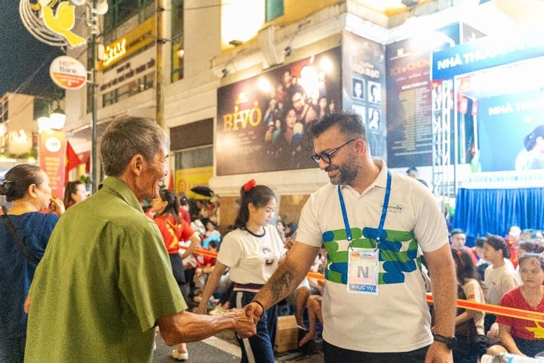 CEO Pharmacity trực tiếp trao từng chai nước đến người dân trong đêm đại lễ Quốc khánh- Ảnh 2.
