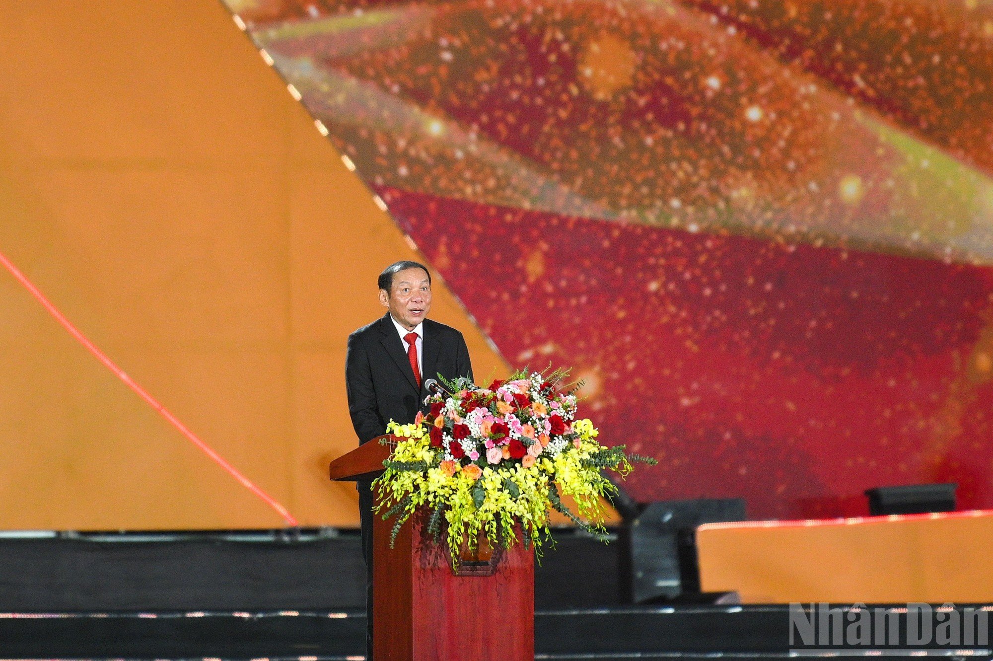 O Ministro da Cultura, Esportes e Turismo, Nguyen Van Hung, fez o discurso de abertura do programa.