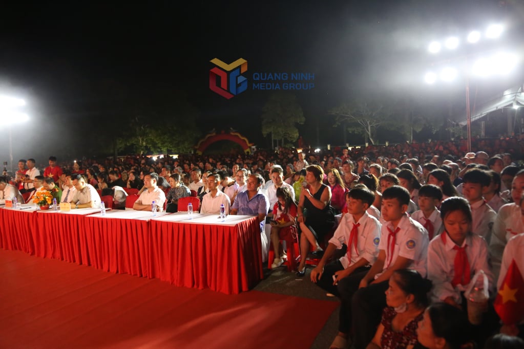 Chương trình nghệ thuật “Hải Ninh khát vọng vươn xa” thu hút đông đảo nhân dân