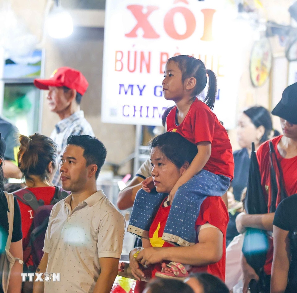 មនុស្ស​ម្នា​បាន​ប្រមូល​ផ្តុំ​រង់ចាំ​មើល​ក្បួន​ដង្ហែ​ព្រឹត្តិការណ៍ A80 នៅ​តំបន់ Cua Nam។ (រូបថត៖ Thanh Tung/VNA)