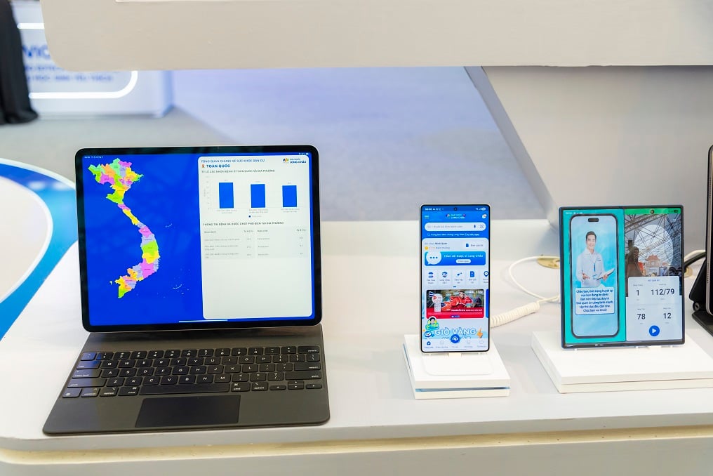 FPT-ណែនាំ-AI-applications-in-education-and-healthcare-at-Achievement-Exhibition-A80-3.JPG