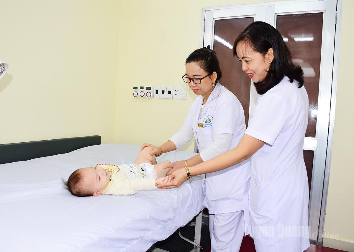 Các thầy thuốc của Bệnh viện Phục hồi chức năng Hương Sen chăm sóc sức khỏe cho người baệnh.