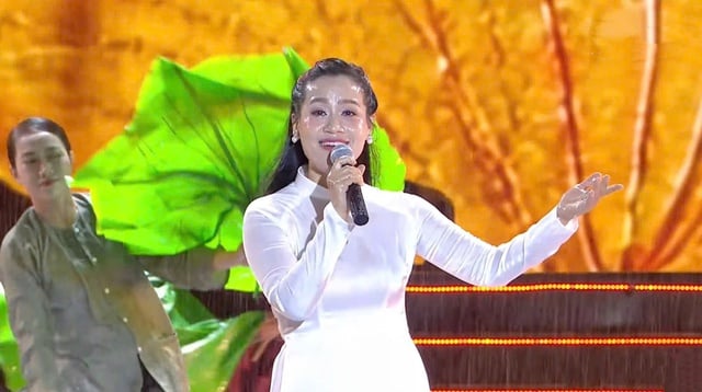 NSƯT Lê Thiện 'đội mưa' biểu diễn trong chương trình 'Ánh sao độc lập'- Ảnh 1.