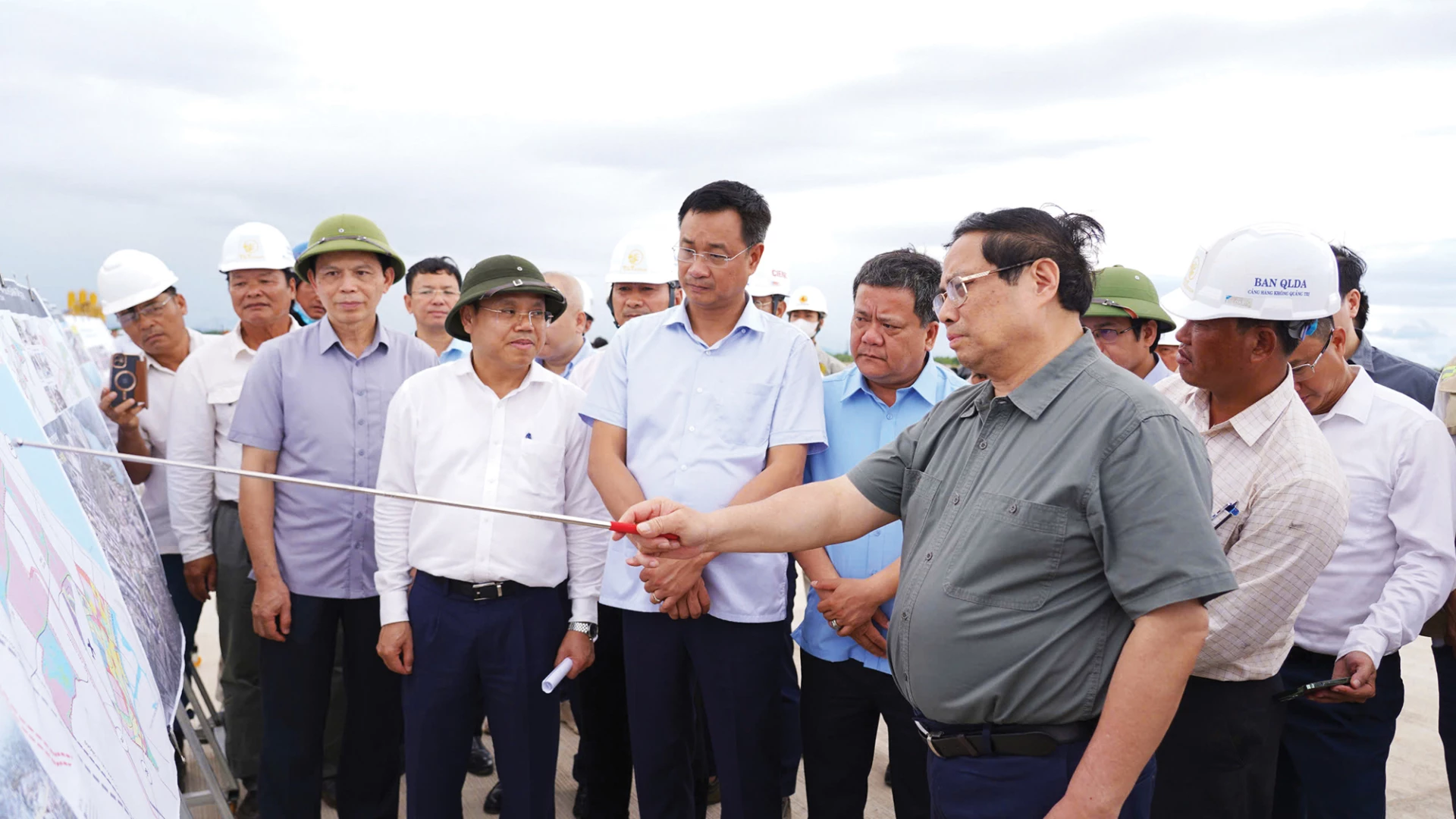 Thủ tướng Chính phủ Phạm Minh Chính kiểm tra tiến độ Cảng hàng không Quảng Trị - Ảnh: LÊ TRƯỜNG