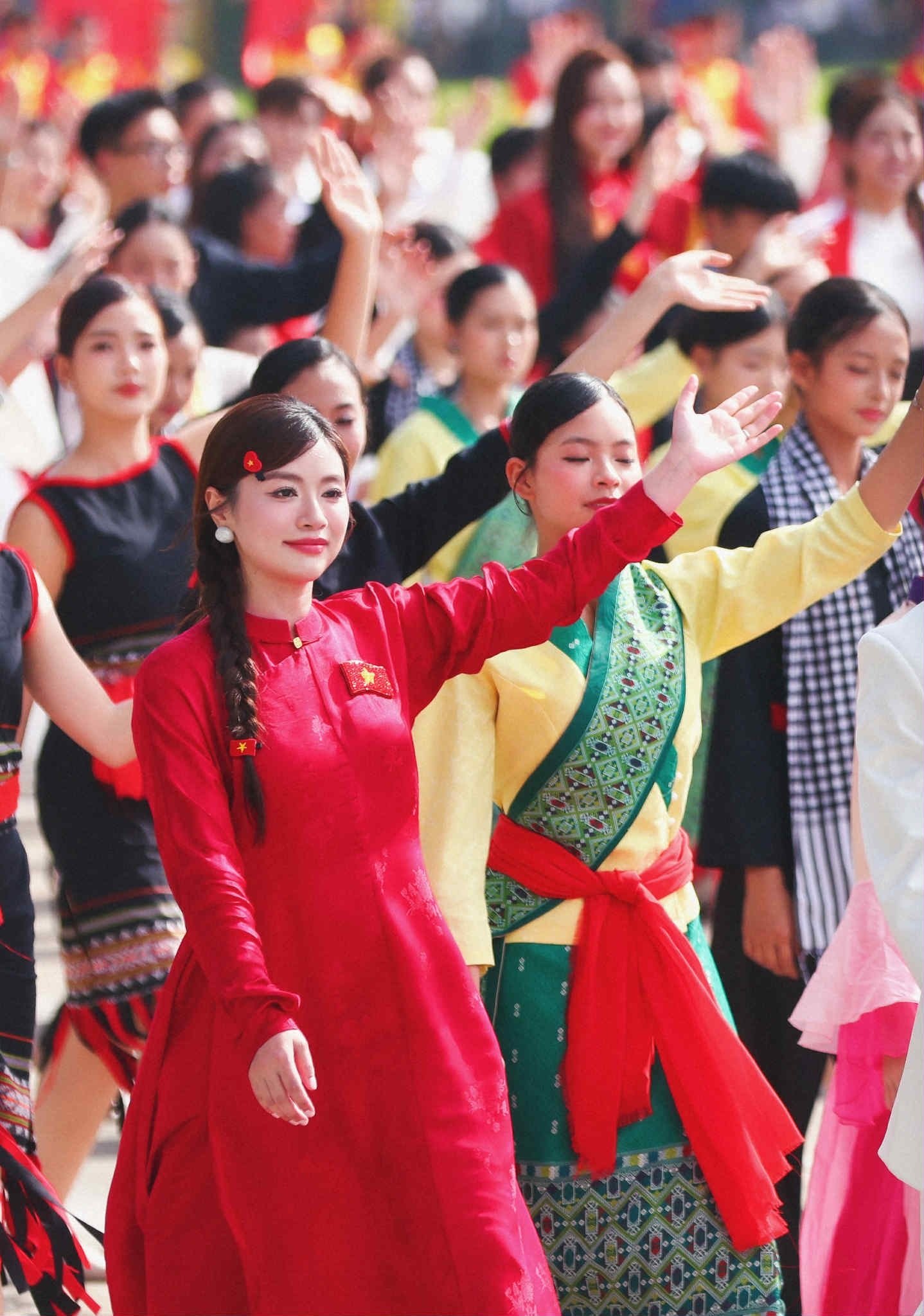 Mỹ Tâm, Trang Pháp, Hòa Minzy đọ sắc với áo dài mừng ngày Quốc khánh - 8