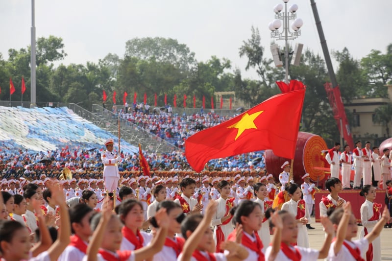ពណ៌​សិល្បៈ​ក្នុង​ក្បួន​ដង្ហែ​វីរៈ​បុរស និង​ហែ​ក្បួន​ទិវា​ជាតិ -១