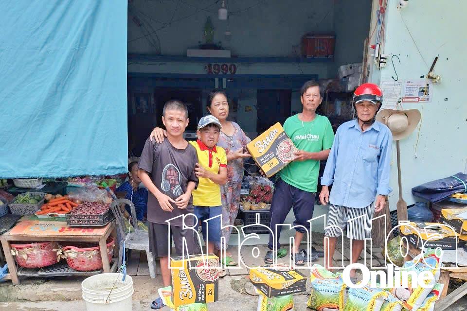Mạnh thường quân tặng quà cho các hộ nghèo xã Xuân Hải.