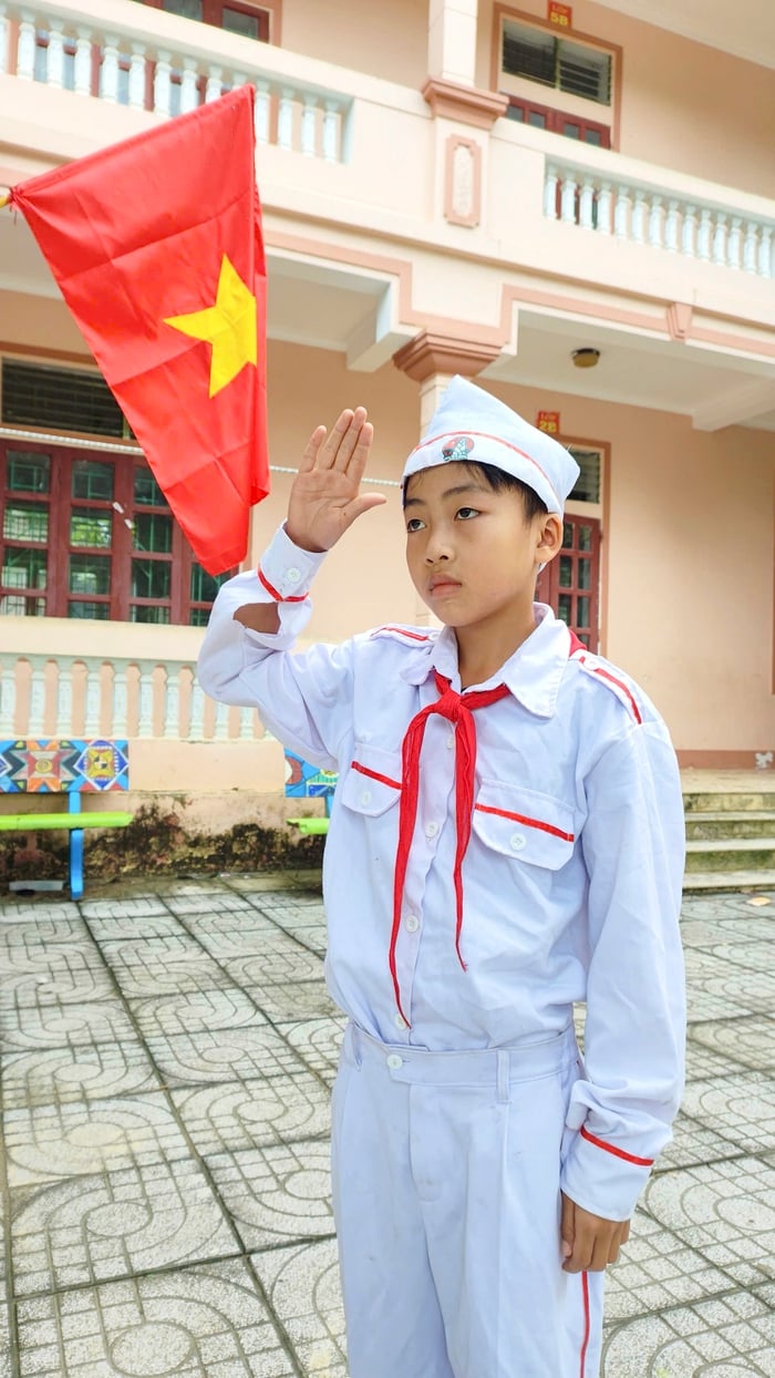 Gieo lòng yêu nước từ lễ chào cờ nơi rẻo cao- Ảnh 2.