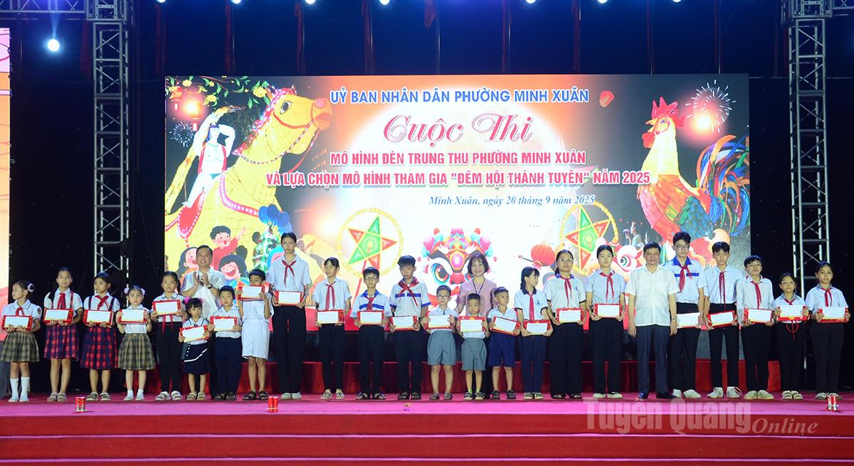 Lãnh đạo phường tặng quà cho các em học sinh nỗ lực vươn lên trong học tập.