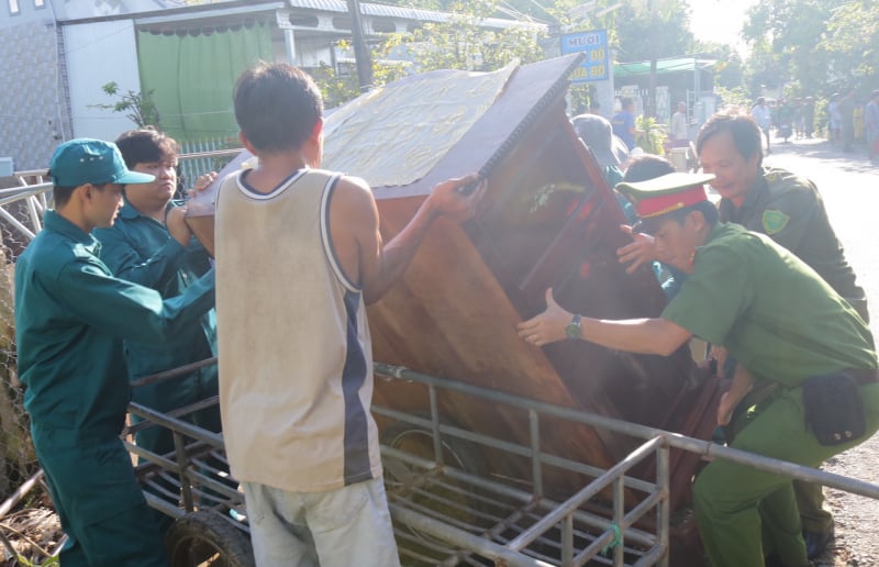 Đồng Tháp: Sạt lở 6 căn nhà ven sông Tiền lúc rạng sáng -0