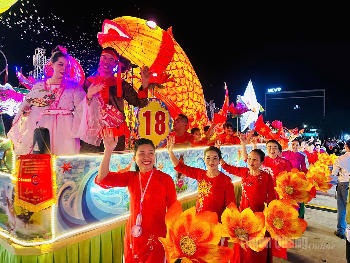 Mô hình “Cá chép trông trăng” rực rỡ sắc màu, tái hiện hình ảnh dân gian quen thuộc trong đêm hội Trung thu, mang thông điệp cầu chúc may mắn, sung túc và đoàn viên.