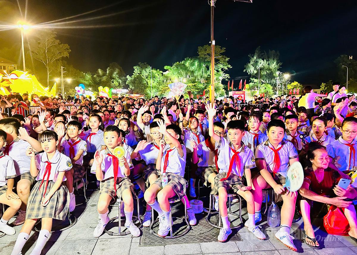 Các em học sinh tham dự đêm hội.