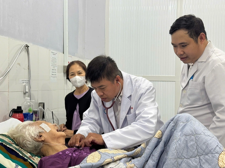 L'ospedale Cho Ray ha inviato due medici a Phu Quoc per effettuare esami medici e fornire cure - Foto 2.
