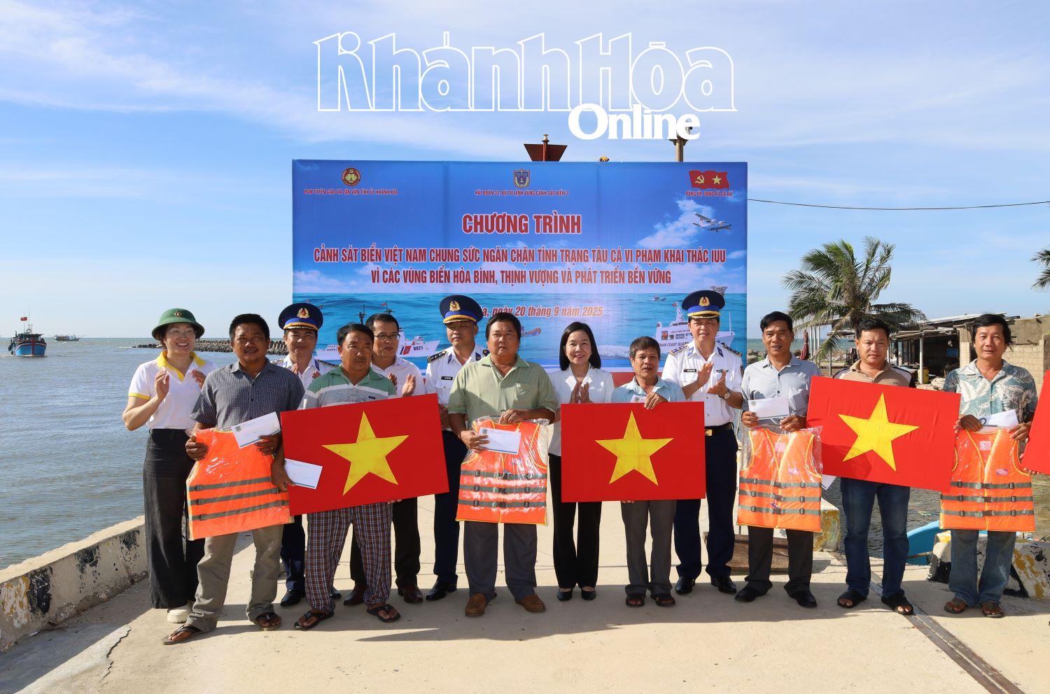 តំណាងអង្គភាពបានប្រគល់អំណោយដល់ម្ចាស់នាវានេសាទនៅសមុទ្រ។