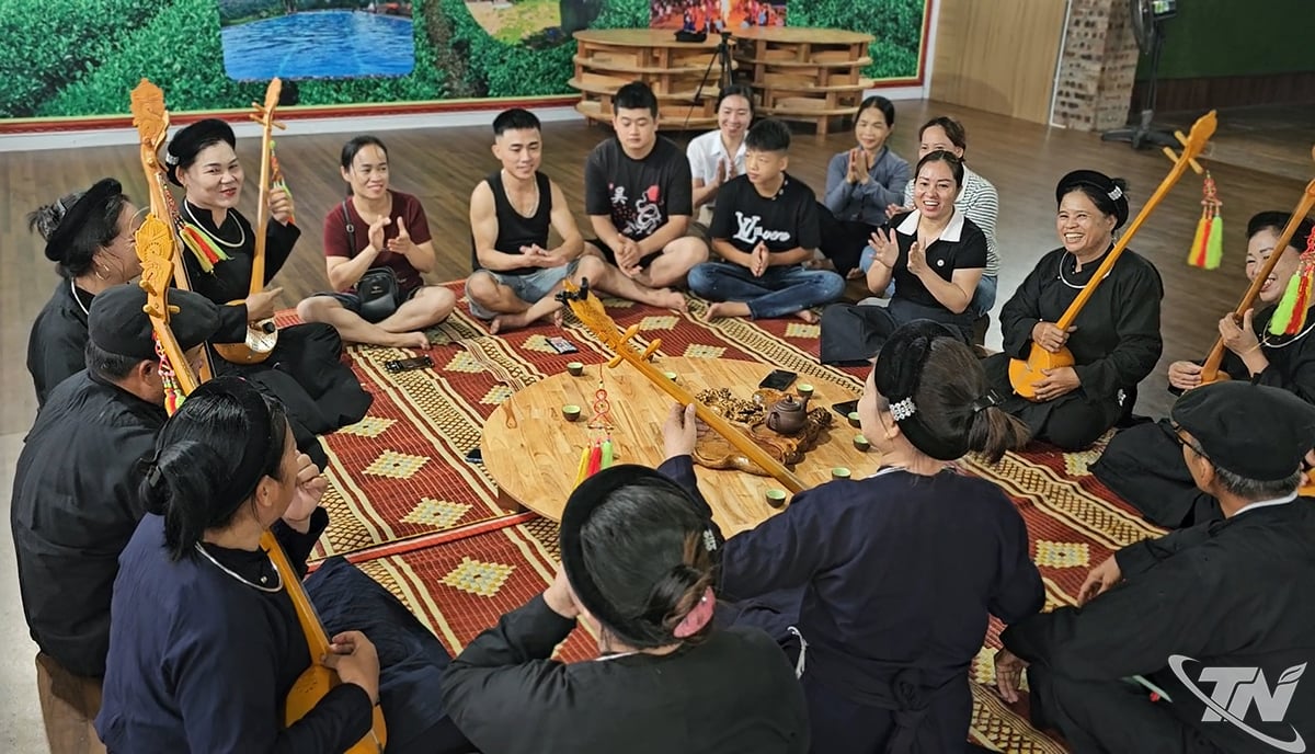 Câu lạc bộ hát Then đàn Tính xã La Bằng biểu diễn tại Khu du lịch sinh thái La Bằng.