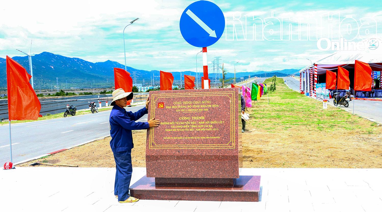 Gắn biển công trình chào mừng Đại hội - Đường nối cao tốc Bắc - Nam đi Quốc lộ 1 và Cảng biển tổng hợp Cà Ná.