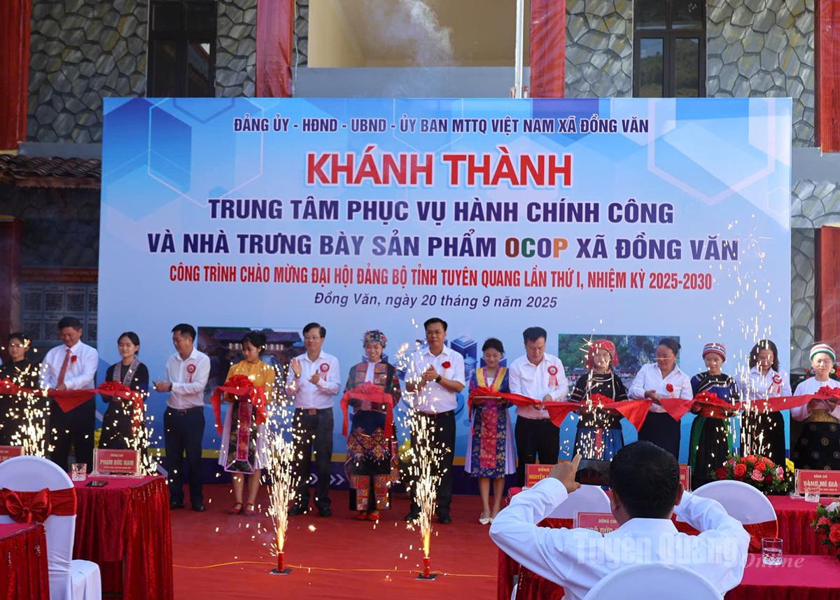 គណៈប្រតិភូកាត់ខ្សែបូសម្ពោធមជ្ឈមណ្ឌលសេវារដ្ឋបាលសាធារណៈឃុំដុងវ៉ាន់។
