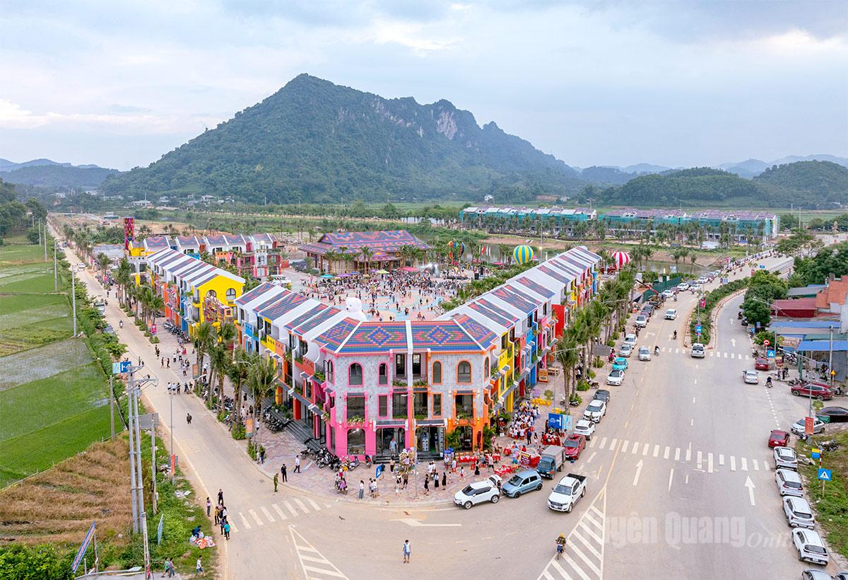 Flamingo Tan Trao ជា​គោលដៅ​ទាក់ទាញ​ភ្ញៀវ​ទេសចរ​ក្នុង​និង​ក្រៅ​ខេត្ត។