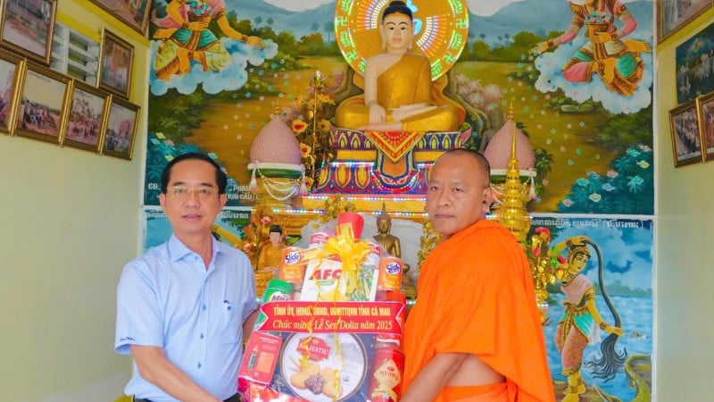 Đồng chí Hồ Thanh Thủy, Phó Bí thư Tỉnh ủy Cà Mau thăm, tặng quà các vị Hòa thượng, Thượng tọa, Đại đức tại các chùa ở phường Hiệp Thành, phường Vĩnh Trạch và xã Hưng Hội.