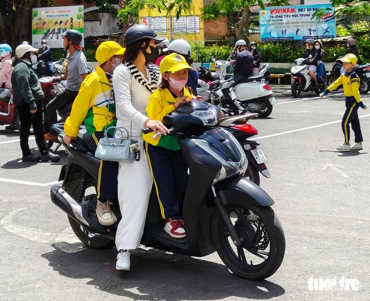 Trường tiểu học ở Đà Lạt tạm dừng bữa ăn bán trú sau tố cáo dùng thực phẩm bẩn - Ảnh 3.