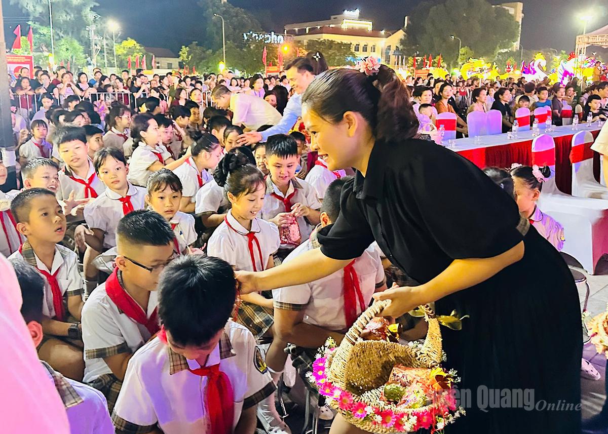 Phó Chủ tịch UBND tỉnh Vương Ngọc Hà tặng quà cho các em học sinh.