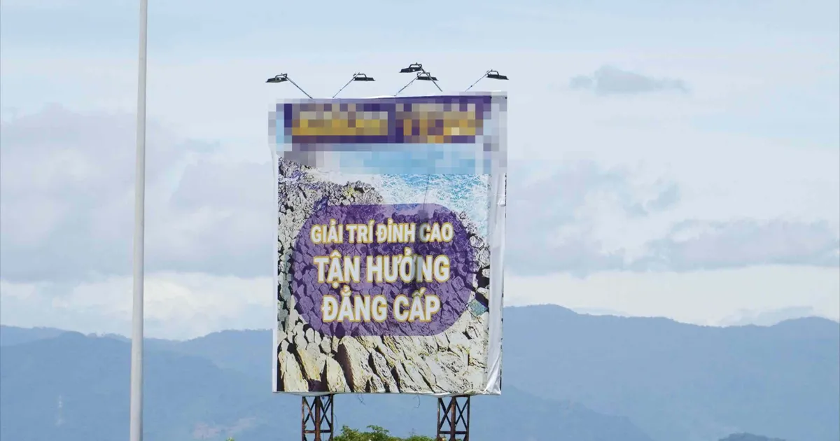 Bảng quảng cáo cá cược "mọc" trên tuyến đường nối Nha Trang - Cam Ranh
