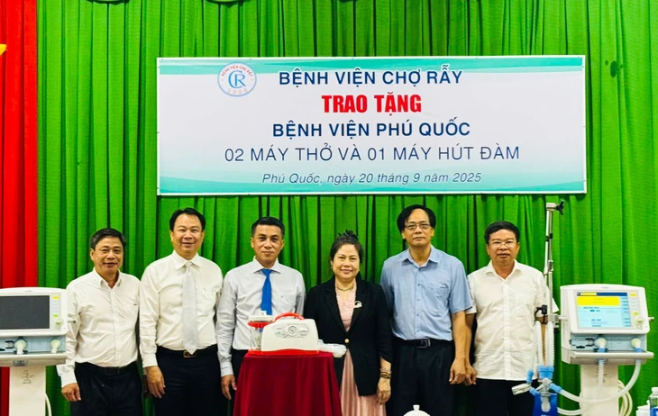L'ospedale Cho Ray ha inviato due medici a Phu Quoc per effettuare esami medici e fornire cure - Foto 1.
