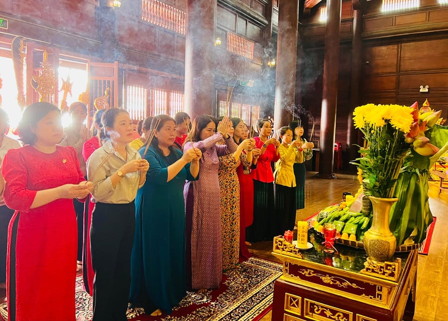 cac-dai-bieu-dang-huong-bay-to-tam-long-thanh-kinh-voi-hoang-de-quang-trung.jpg