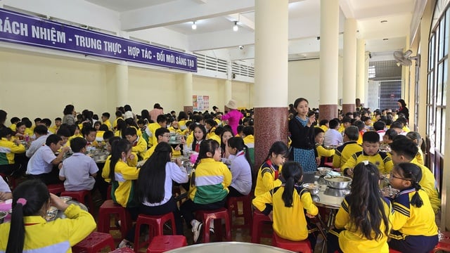 Lâm Đồng siết chặt an toàn thực phẩm bếp ăn trường học sau vụ thực phẩm bẩn - Ảnh 1.